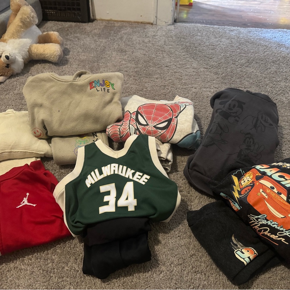 Assorted Clothing Collection - Picture 3 of 10